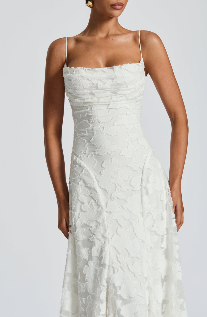 Clara Léon – Flowing Maxi Dress